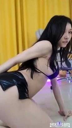Amateur Asian teen sucks a big cock on girlsasian.one